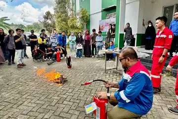 Sosialisasi penggunaan Alat Pemadan Api Ringan (APAR)