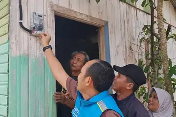 Salah satu rumah prasejahtera menerima listrik PLN 