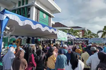 Warga Pontianak Selatan mengantri untuk membeli sembako dengan harga murah di depan Kantor Camat Pontianak Selatan, Selasa (11/3/2025) pagi. (Wilhelmus Triputra)