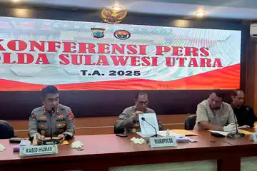 Wakapolda Sulut Brigjen Pol Drs. Bahagia Dachi, S.H., M.H. didampingi Kabid Humas Kombes Pol Michael Irwan Thamsil, Dirreskrimsus dan Wadirreskrimum Polda Sulawesi Utara 