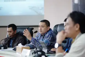 Wali Kota Makassar, Munafri Arifuddin, gelar rapat koordinasi dengan jajaran BUMD dan Tim Transisi MULIA di Ruang Sipakalebbi, Balai Kota Makassar, Jumat (14/3/2025).