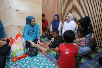 Ketua Tim Penggerak PKK Kota Palembang, Dewi Sastrani Ratu Dewa, mengunjungi rumah warga untuk menyalurkan bantuan makanan tambahan bagi anak-anak yang berisiko mengalami stunting.