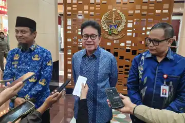 (Ki-ka) Gubernur Sulsel, Andi Sudirman Sulaiman, Wakil Ketua Dewan Komisioner OJK RI, Mirza Adityaswara dan Kepala OJK Sulselbar, Moch Muchlasin.