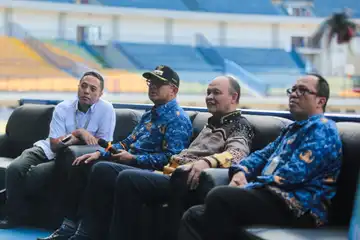 Walikota Bandung Muhammad Farhan saat mengikuti secara daring, peresmian stadiom sepak bola oleh Presiden Prabowo, Senin (17/3/2025)/Dok. Diskominfo Bandung