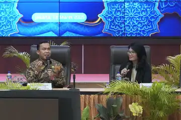 Menteri Kependudukan dan Pembangunan Keluarga / Kepala BKKBN Wihadji menggelar Gathering Bersama Para Pemimpin Redaksi Media dipandu moderator Viliny Lesmana Pemimpin Redaksi Radio Sonora