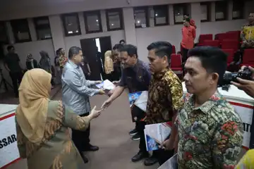 Wali Kota Makassar, Munafri Arifuddin, Serahkan SK Jabatan Pelaksana bagi Pegawai Mutasi 