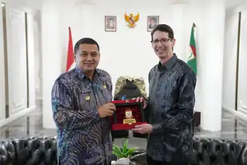 Wali Kota Makassar Munafri Arifuddin dan  Konsulat Jenderal Australia Todd Dias 