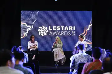 VP Sustainability Wisnu Nugroho (kanan), Senior Manager EY Indonesia Climate Change and Sustainability Services Ika Merdekawati (tengah), dan Moderator Lestari Forum 2025 Cindy Permadi (kiri), dalam Lestari Forum Studio 2 Menara Kompas, Jakarta Pusat (27/02/2025).