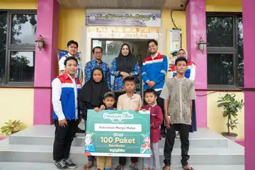 PT KPB saat menyerahkan bantuan kepada masyarakat sekitar
