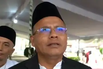 Wali Kota Prabumulih, H. Arlan, bersama keluarga melaksanakan sholat Idul Fitri 1446 Hijriah di Masjid Agung Nur Arafah.