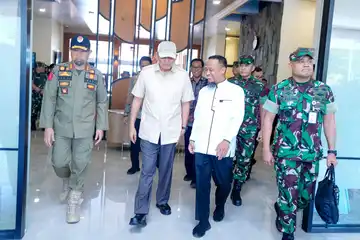 Gubernur Sulsel Andi Sudirman Sulaiman menjemput Menhan RI di Pangkalan Udara (Lanud) Sultan Hasanuddin, Kabupaten Maros.
