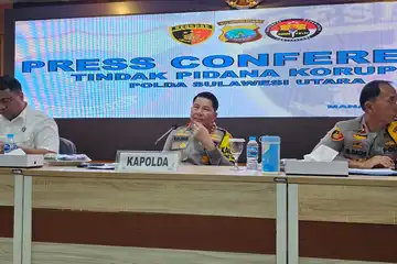 Kapolda Sulut Irjen Pol Roycke Harry Langie, didampingi Wakapolda Brigjen Pol Bahagia Dachi, Dirreskrimsus dan Kabid Humas, saat memimpin konferensi pers di aula Tribrata Polda Sulut.
