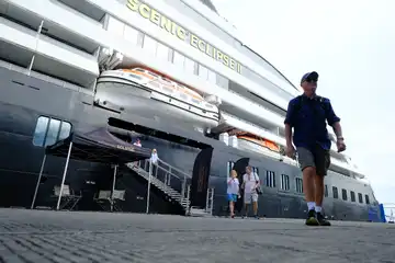 Wisatawan mancanegara terlihat turun dari kapal pesiar Scenic Eclipse II saat sandar di Pelabuhan Makassar. 