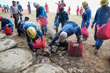 Gotong Royong KPB dan Pemerintah Angkat 14,3 Ton Sampah dari Pantai Tanjung Jumlai Pasca Lebaran