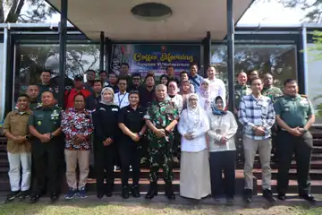 Pangdam VI Mulawarman berfoto bersama pimpinan media massa di Balikpapan, Rabu 16 April 2025