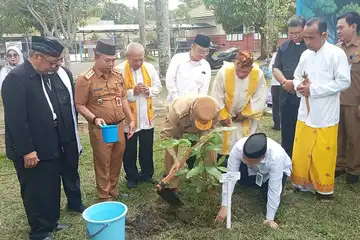 Gerakan Menanam 1 Juta Pohon Matoa di halaman Masjid Raya Sabilal Muhtadin