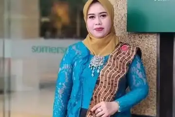 Penulis artikel: Hayatun Nufus, Pernah menjadi Penyiar Radio dan Penyiar TVRI Kalsel dengan prestasi pernah Juara 1 Lomba Membaca Surat Kartini di RRI.