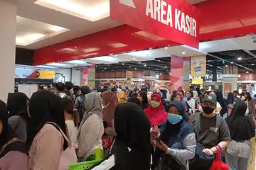 Masyarakat antusias menyerbu Transmart Kubu Raya untuk berbelanja, Jumat (25/4/2025). 