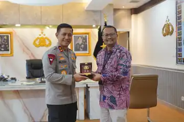 Kapolda Sulsel berpose bersama Executive General Manager Pertamina Sulawesi, Fanda Chrismianto di Mapolda Sulsel