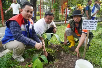 Penanaman pohon di Kebun Raya Jompie Parepare