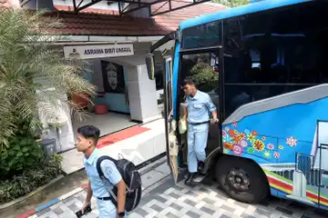Omah Ilmu Arek Suroboyo Melalui Program 1 Keluarga Miskin 1 Sarjana Menjadi Harapan Anak Bangsa.