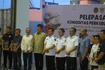 Kepala Kanwil Bea Cukai Sulawesi Bagian Utara, Erwin Situmorang, dengan Kepala Kantor Bea Cukai TMP C Bitung, Firman Bunyamin bersama Walikota Bitung serta Wakil Walikota Manado serta jajaran Forkopimda Sulawesi Utara