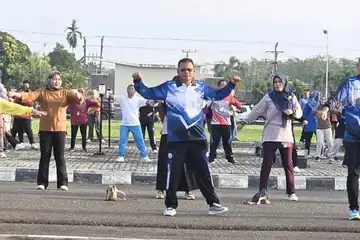 Pemerintah Kota Prabumulih kembali melaksanakan senam pagi bersama di halaman Kantor Wali Kota, Jumat (2/5/2025). 