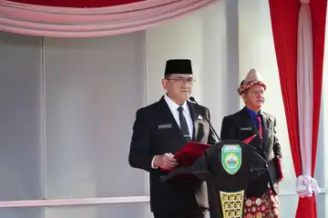 Sekretaris Daerah Provinsi Sumatera Selatan, Edward Candra bertindak sebagai inspektur upacara dalam peringatan Hardiknas 2025.