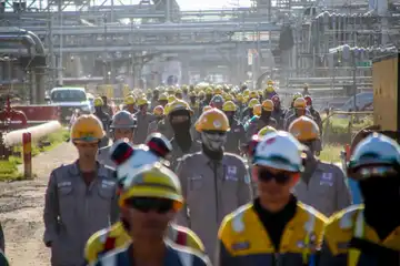 Para pekerja RDMP usai bekerja dan pulang ke tempat tinggal masing-masing