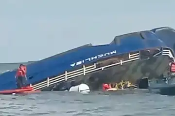 Kapal Ferry KMP Muchlisa dengan rute Balikpapan-Penajam tenggelam di perairan pantai Penajam, Senin sore (5/5/2025).