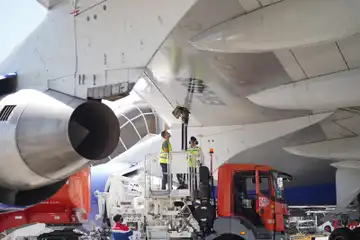 Proses pengisian avtur pesawat di Bandara Sultan Hasanuddin