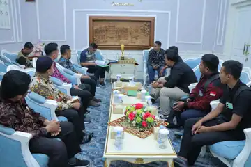 Sekretaris Daerah (Sekda) Kota Palembang, Aprizal Hasyim, menerima audiensi dari Ikatan Pemuda Penggerak (IPDA) Provinsi Sumatera Selatan di Ruang Audiensi Sekda Palembang pada Kamis, 8 Mei 2025. 