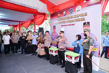 Wakil Gubernur Sulsel, Fatmawati Rusdi, bersama Kapolri Jenderal Listyo Sigit Prabowo meninjau langsung operasional dapur sehat SPPG Polda Sulsel di Kecamatan Biringkanayya, Makassar, Kamis (15/5/2025).