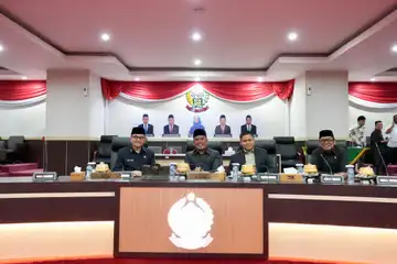 Sekretaris Daerah Provinsi Sulawesi Selatan, Jufri Rahman, mewakili Gubernur Andi Sudirman Sulaiman saat menghadiri Rapat Paripurna DPRD Sulsel tentang penetapan rekomendasi atas LKPJ Akhir Tahun Anggaran 2024 di Gedung DPRD Sulsel, Makassar, Jumat (16/5/2025).