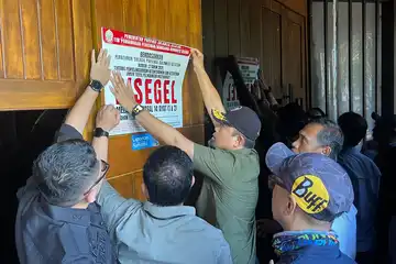 Kepala Satuan Polisi Pamong Praja Provinsi Sulawesi Selatan, Andi Arwin Azis, bersama Tim Terpadu Pengawasan Perizinan Berusaha Berbasis Risiko, saat melakukan penyegelan terhadap Tempat Hiburan Malam di Kota Makassar, Jumat (16/5/2025).