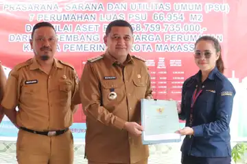 Wali Kota Makassar, Munafri Arifuddin menandatangani berita acara serah terima Prasarana, Sarana dan Utilitas (PSU) yang dipusatkan di Perumahan Kompleks CV Dewi Panakukang, Senin (19/5/2025).