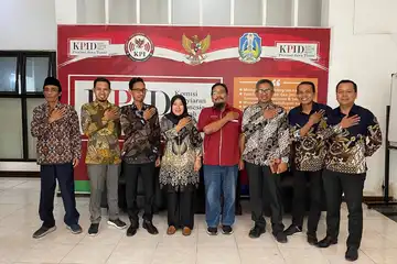 Komisioner KPID Jatim dan Pengurus Komisi Informasi Provinsi Jawa Timur