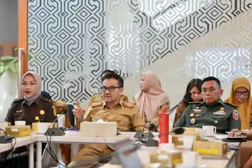 Sekretaris Daerah Provinsi Sulawesi Selatan Jufri Rahman saat mengikuti Rapat Koordinasi Pengendalian Inflasi Daerah dan Sosialisasi Inpres Nomor 9 Tahun 2025 secara virtual bersama Kementerian Pusat, Senin (19/5/2025).