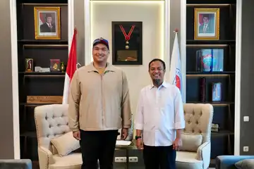 Gubernur Sulsel Andi Sudirman Sulaiman bersama Menpora RI Dito Ariotedjo membahas progres pembangunan Stadion Sudiang di ruang kerja Menpora, Jakarta, Senin (19/5/2025).