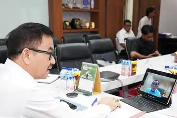 Sekretaris Daerah Sulsel Jufri Rahman saat mengikuti rapat virtual bersama Kemendagri membahas usulan lahan SPPG untuk program Makan Bergizi Gratis, Rabu (21/5/2025)