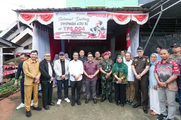 Gubernur Sulawesi Selatan, Andi Sudirman Sulaiman, meninjau langsung proses Pemungutan Suara Ulang (PSU) Pilkada Kota Palopo di TPS 004, Kelurahan Bituru, Kecamatan Wara, Sabtu (24/5/2025). Bersama pejabat pusat dan daerah, Gubernur memastikan jalannya pemilihan berlangsung jujur, adil, dan tertib.