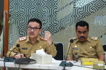 Sekretaris Daerah Provinsi Sulawesi Selatan, Jufri Rahman, membuka Rapat Koordinasi Pembahasan Draft Roadmap Pengendalian Inflasi Sulawesi Selatan 2025&ndash;2027 secara virtual di Ruang Toraja, Kantor Gubernur Sulsel, Senin (26/5/2025).