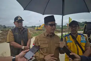 Walikota Balikpapan Rahmad Mas'ud saat meninjau pembangunan bendali DAS Ampal Hulu di Balikpapan Utara, Selasa 27 Mei 2025