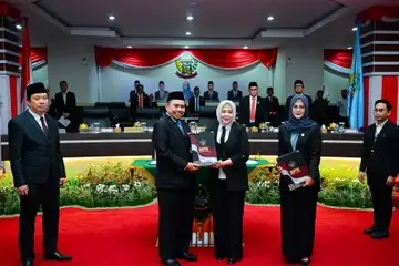 Wakil Gubernur Sulsel, Fatmawati Rusdi, menerima langsung Laporan Hasil Pemeriksaan BPK RI dalam Rapat Paripurna DPRD Sulsel, Rabu (28/5/2025). 