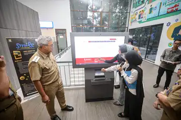 Walikota Bandung M. Farhan saat peluncuran Smile Connection di MPP Kota Bandung, Selasa (3/5/2025) 
