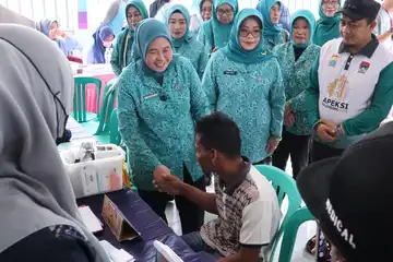 Ketua Tim Penggerak PKK Kota Palembang, Dewi Sastrani Ratu Dewa, meninjau pelaksanaan pelayanan kesehatan gratis bagi warga di Pulau Kemaro.