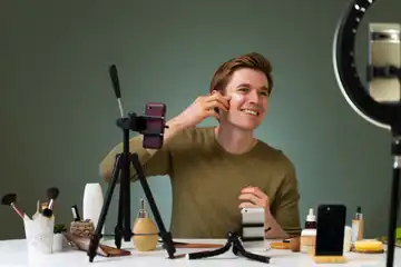Ilustrasi content creator sedang membuat content.