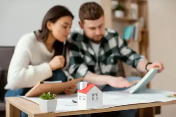 Ilustrasi pasangan ingin membeli rumah.