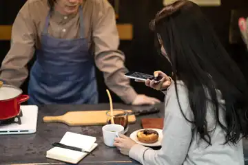 Ilustrasi perempuan yang sedang mengambil gambar minuman dan makanan yang dibeli