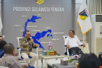 Executive General Manager Pertamina Patra Niaga Regional Sulawesi, Fanda Chrismianto bersama Gubernur Sulawesi Tengah, Anwar Hafid